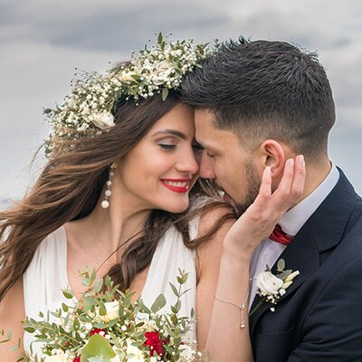 Pareja de novios abrazados
